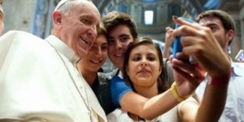Îţi plac MULT pozele de tip SELFIE? Află cum poţi face PĂDUCHI aşa