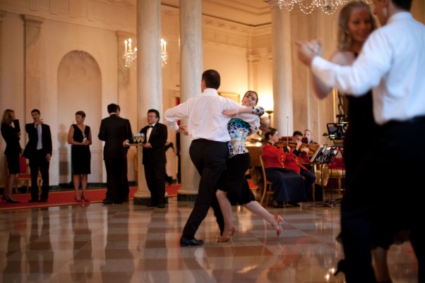 MISIUNEA "însoţitorilor" CHIPEŞI de la Casa Albă: Dansează şi fac conversaţie cu invitaţii fără partener