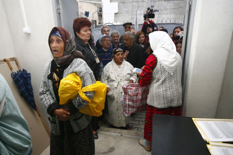 Naşterea unui copil aduce familia în faliment economic. România are cei mai mulţi copii săraci, după Bulgaria