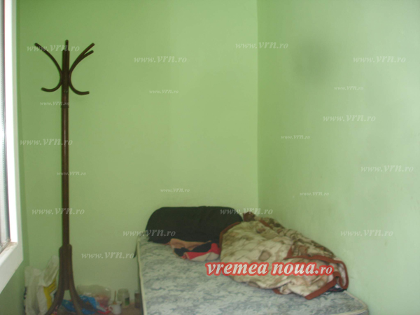 Oamenii străzii din Bârlad au furat caloriferele și au spart geamurile adăpostului anti-ger și acum se plâng că le este frig. Nevoile și le fac în pat