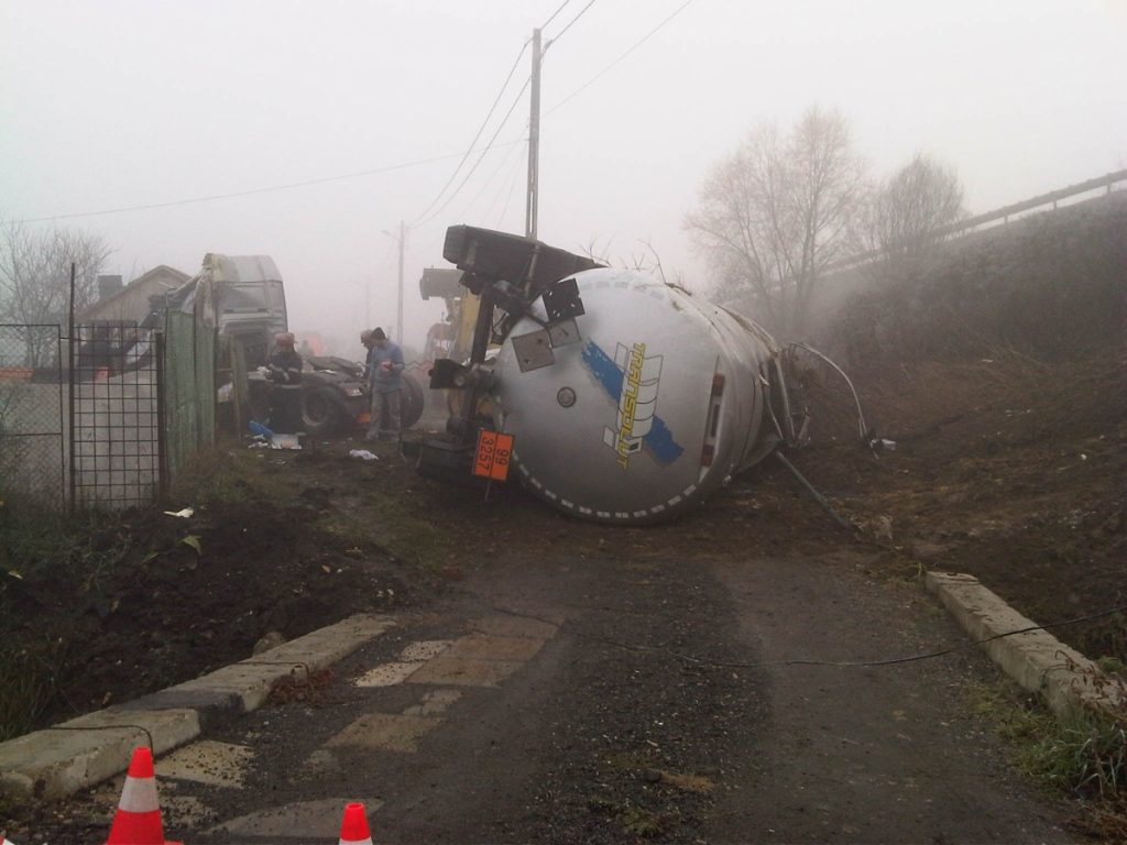 PERICOL DE EXPLOZIE la intrarea pe Autostrada Vestului. O autocisternă s-a răsturnat într-un șanț