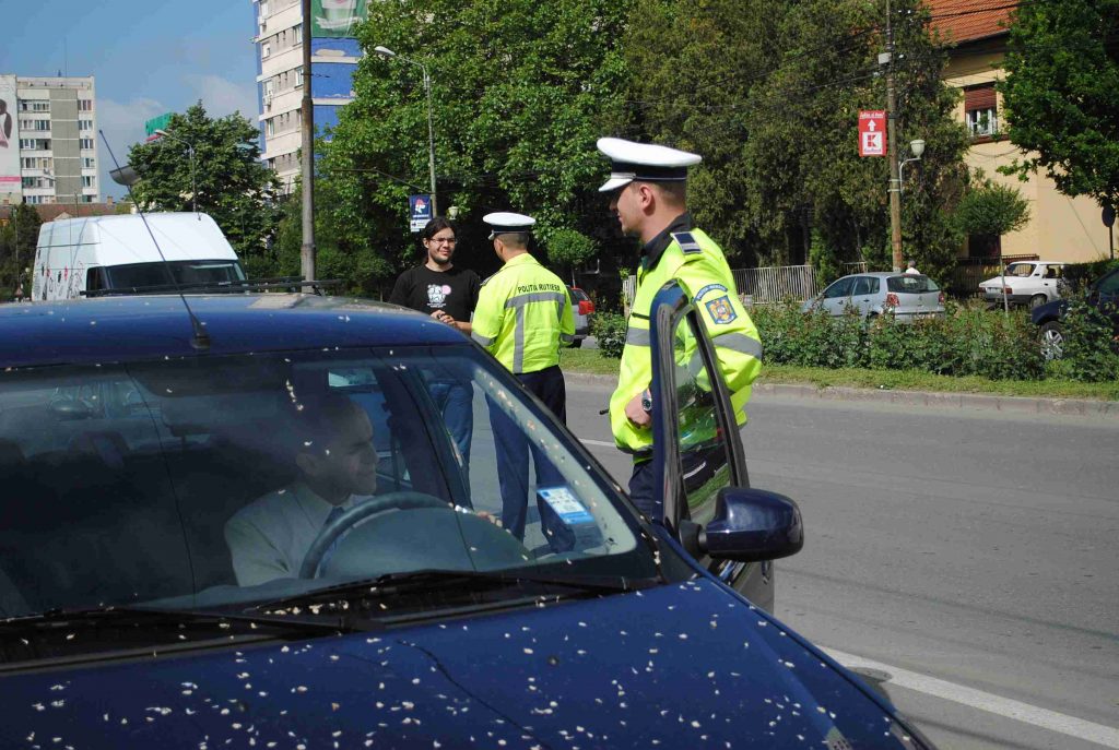 Polițist AGRESAT de un șofer beat. Bărbatul i-a dat agentului un cap în gură
