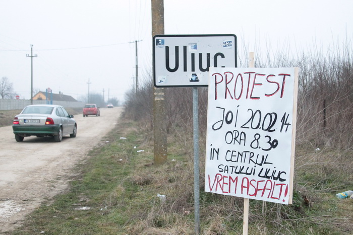 RĂSCOALĂ pentru ASFALT. Sătenii AU BLOCAT un drum județean pentru că s-au săturat de gropi I FOTO - VIDEO