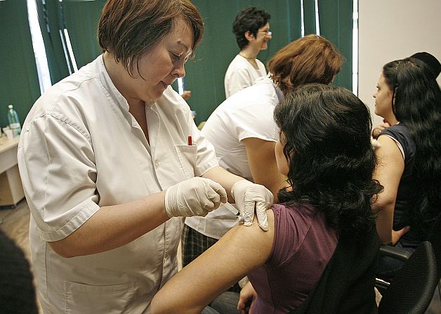 Război pe vaccinul produs la Cantacuzino. Agenţia Medicamentului spune că e toxic, Ministerul, dimpotrivă