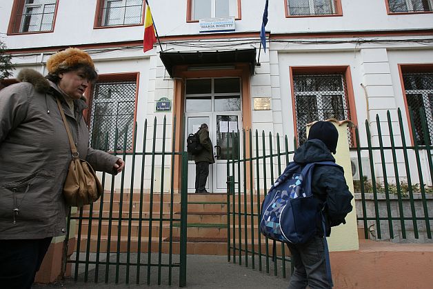 Reguli DURE la o  școală din Vaslui. Elevii n-au voie să poarte HAINE MULATE sau să se vopsească