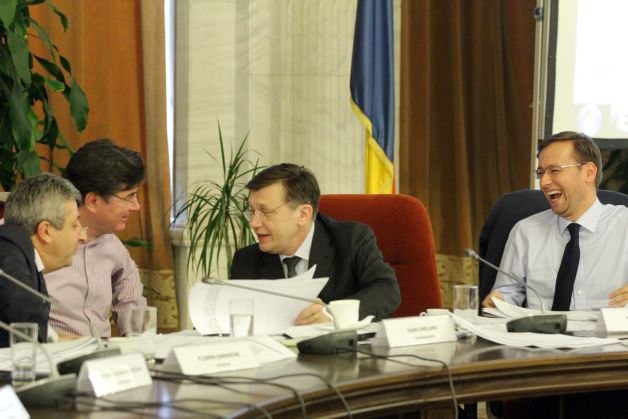 REVIZUIREA CONSTITUȚIEI. Convocarea la comisiile parlamentare, obligatorie. Excepție fac doar magistrații