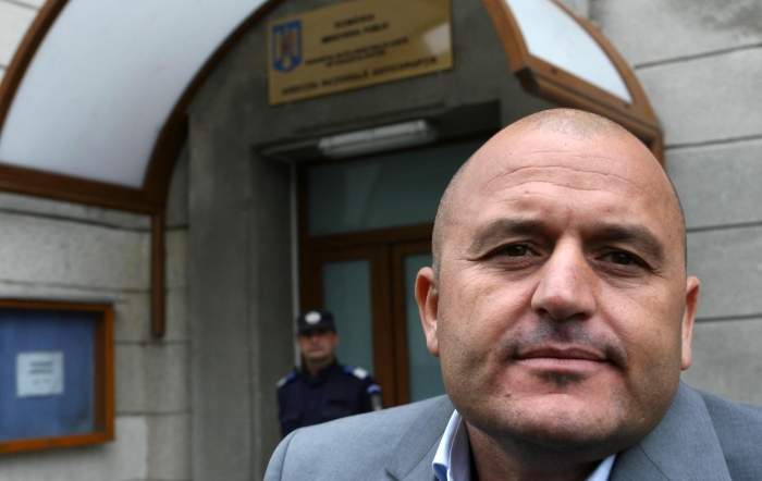 REVOLTĂ ÎN BĂNIE! Jucătorii de la FC U au părăsit cantonamentul, casa lui Mititelu, păzită de jandarmi!