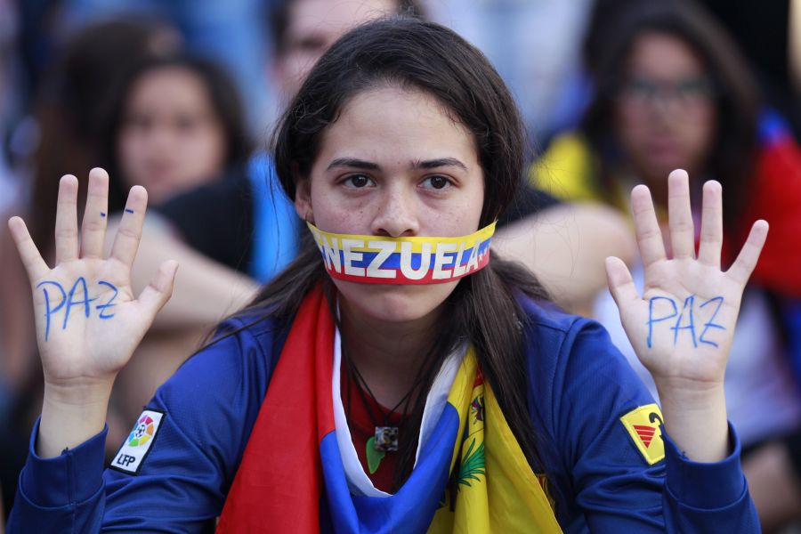 Revolte în Venezuela: guvernul ameninţă că scoate armata în stradă şi expulzează trei diplomaţi americani