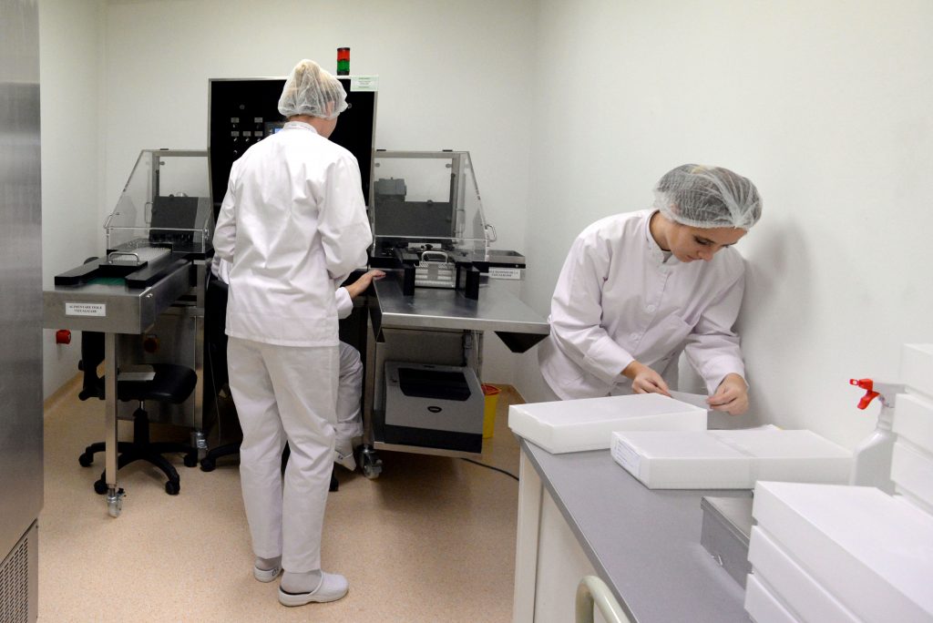 Românii, COBAI pentru vaccinul toxic de la Cantacuzino? Cum a fost posibil să se facă un STUDIU CLINIC cu un medicament BUN DE ARUNCAT
