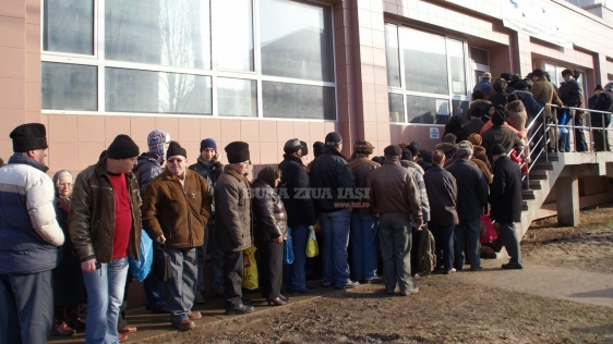 SCANDALOS! La coadă pentru alimente expirate, distribuite gratuit