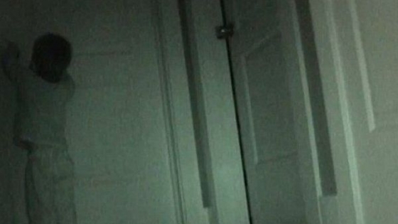 Se trezeşte în toiul nopţii şi face asta! Cum şi-a şocat familia un copil de doi ani - VIDEO