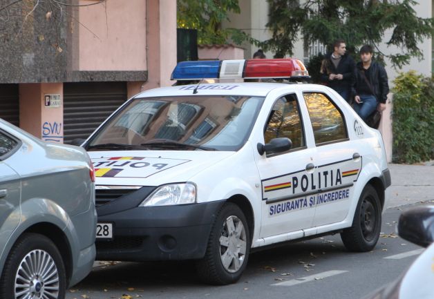 Șofer avertizat cu focuri de armă de polițiști, după ce a lovit o femeie PE TROTUAR