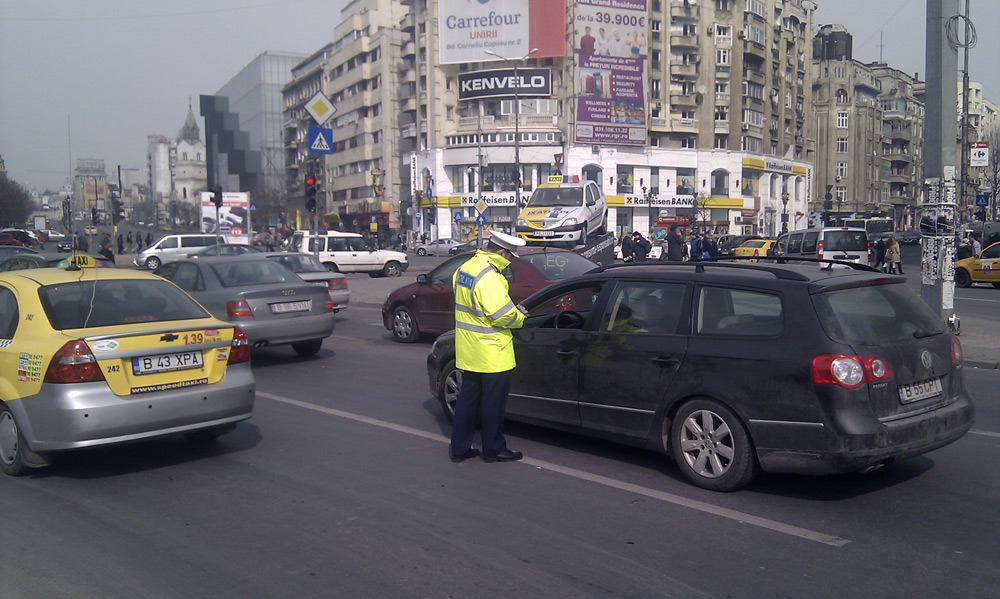 Șoferii începători ar putea fi obligați să circule noaptea doar însoțiți de un adult cu permis auto