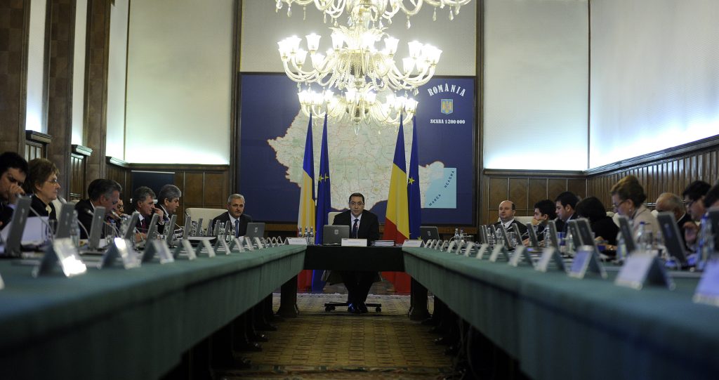 SONDAJ CSOP: Cât i-au costat pe guvernanţi gafele de la deszăpezire. INTENŢIE de VOT la EUROPARLAMENTARE. CREŞTE nemulţumirea românilor | GRAFIC