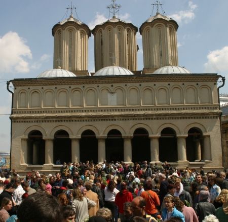 Stareţ dependent de JOCURI de noroc, înlocuit pentru gaură în bugetul bisericii și CĂUTAT de CĂMĂTARI