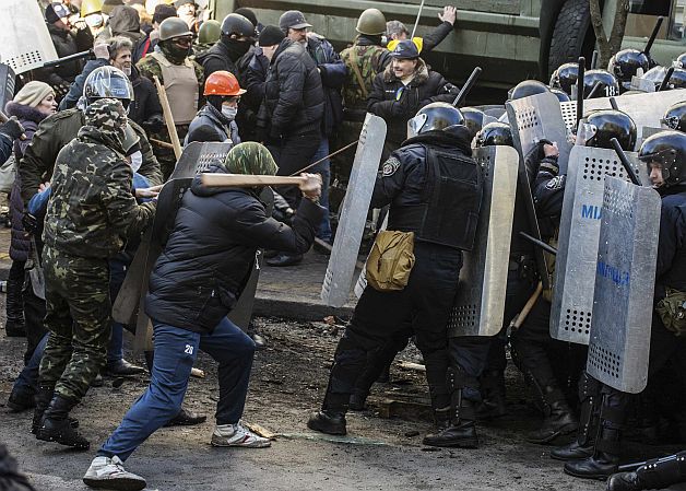 Tinerii țărăniști au depus flori și au aprins lumânări în memoria victimelor violențelor de stradă de la Kiev