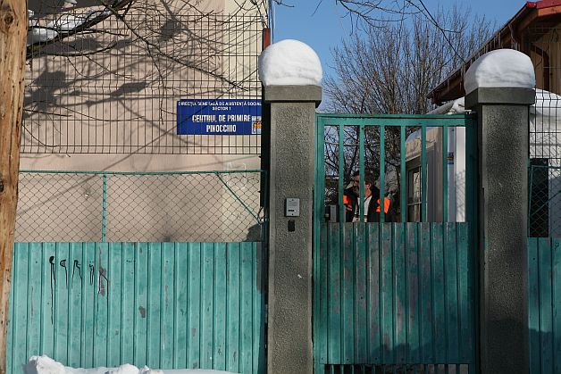 TRAFIC DE COPII la Centrul de Plasament "Pinocchio". Supraveghetorul VINDEA FETE DE 14 ANI proxeneţilor de la Gara de Nord