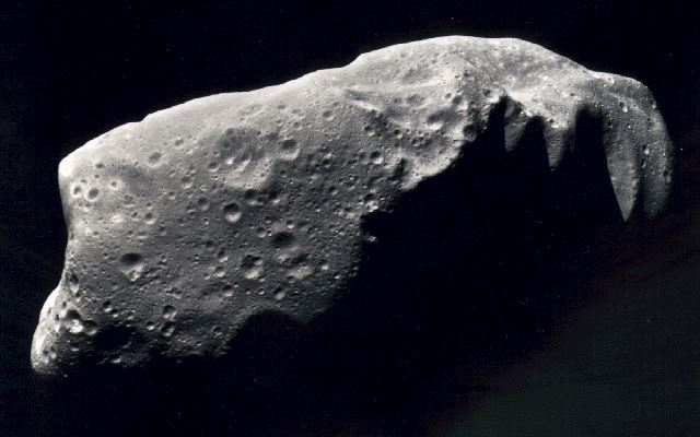 Un asteroid cât trei terenuri de fotbal trece foarte aproape de Pământ