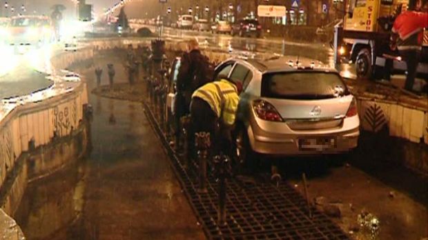 UPDATE. O maşină a PLONJAT în FÂNTÂNA arteziană din Piaţa Contituţiei