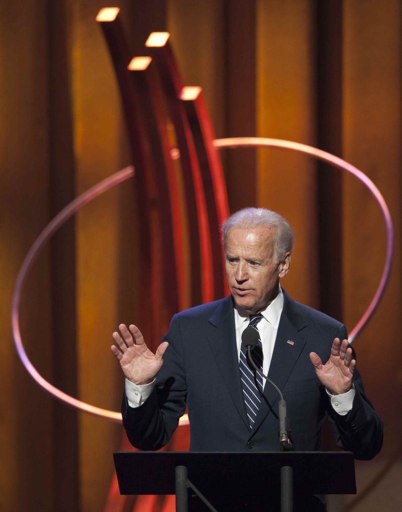 Vicepreşedintele american Joe Biden, către Viktor Ianukovici: Retrageţi forţele de ordine