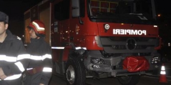 A intrat cu maşina într-o autospecială a pompierilor şi a ajuns la spital