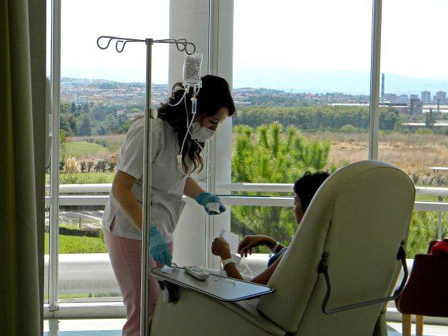 Acces mai mare pentru români la tratamente în străinătate!