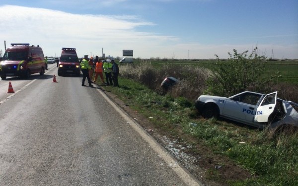 ACCiDENT cu mașina POLIȚIEI. Doi polițiști au ajuns la spital