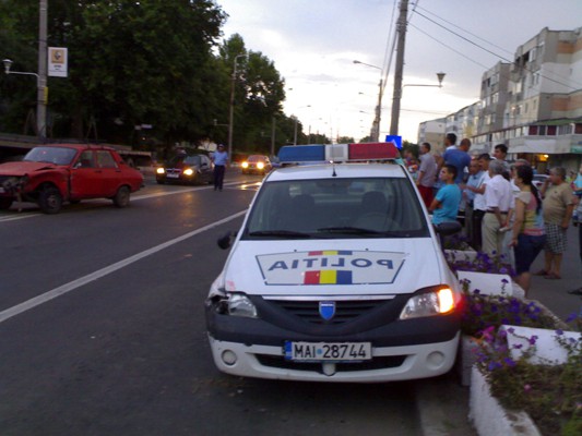 Accident grav în Giurgiu. A făcut praf două maşini şi a ajuns în spital