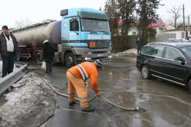Acciza de 7 eurocenţi la carburanţi declanşează avalanşa scumpirilor şi războiul dintre transportatori