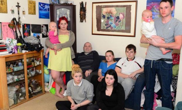 Are 18 copii, cu 10 femei. Povestea omului care trăieşte numai din ajutoare SOCIALE