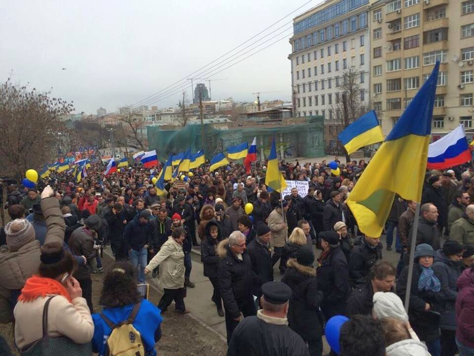 Autorităţile de la Kiev acuză Rusia de invazie militară şi ameninţă că va răspunde "cu toate mijloacele".. Militanţi proruşi au atacat cartierul general al serviciilor de securitate de la Doneţk