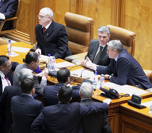 Camera Deputaţilor dezbate azi moţiunea PDL privind descentralizarea