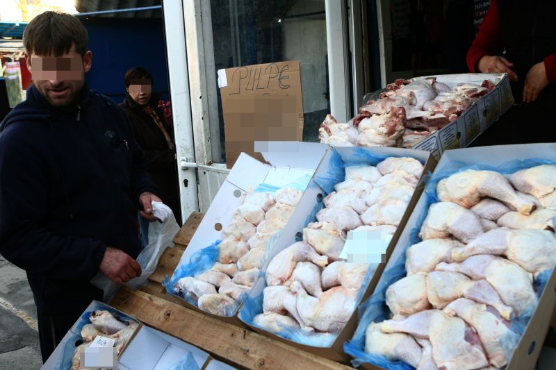 Cei 150 de ticăloşi care NE-AU OTRĂVIT MÂNCAREA. Administrator de spital: "Au uitat şi ace de seringă în PULPELE STRICATE"