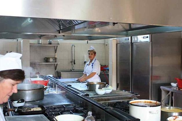 Cei 150 de ticăloşi care ne-au otrăvit mâncarea. Carnea stricată a ajuns şi în şcoli. Firmele „Mafiei” au furnizat alimente la cantinele săracilor, în penitenciare și unități de jandarmi