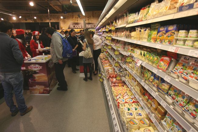 Cine fură din supermarket