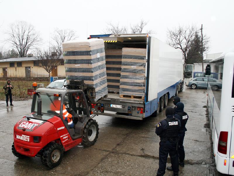 Contrabandă cu ţigări şi alcool în valoare de 4 milioane lei, „supervizată” de trei poliţişti de frontieră constănţeni