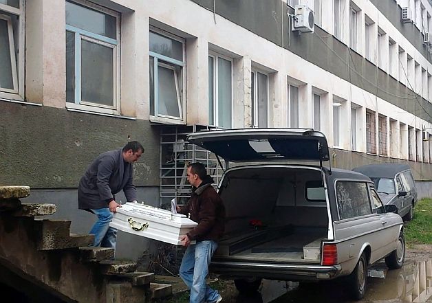 Copilul de doi ani a murit căutându-şi mama şi casa