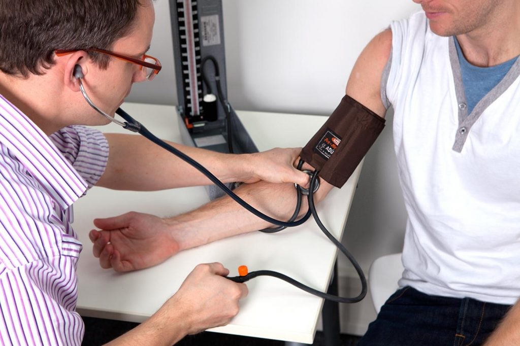 Cum se măsoară corect tensiunea arterială. Detaliul care ți-ar putea salva viața
