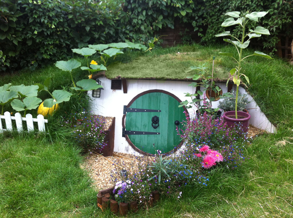 Cum si-au facut doi tineri casa de Hobbit. Galerie foto speciala