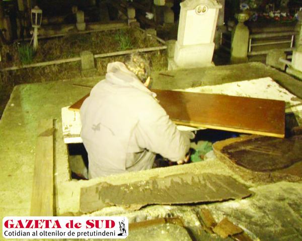 Dorm în cavourile din cimitir. Povestea incredibilă a unor oameni ai străzii din Drobeta Turnu Severin