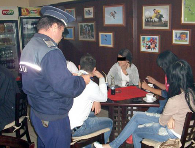 Elevi PRINȘI DE POLIȚIȘTI cu sticlele de băutură în față, DE LA PRIMELE ORE ale dimineții