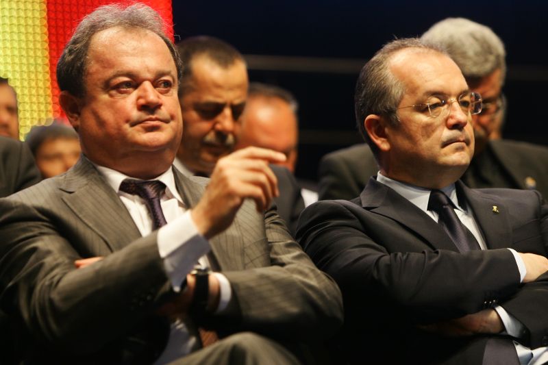 Emil Boc ia distanţă de PDL