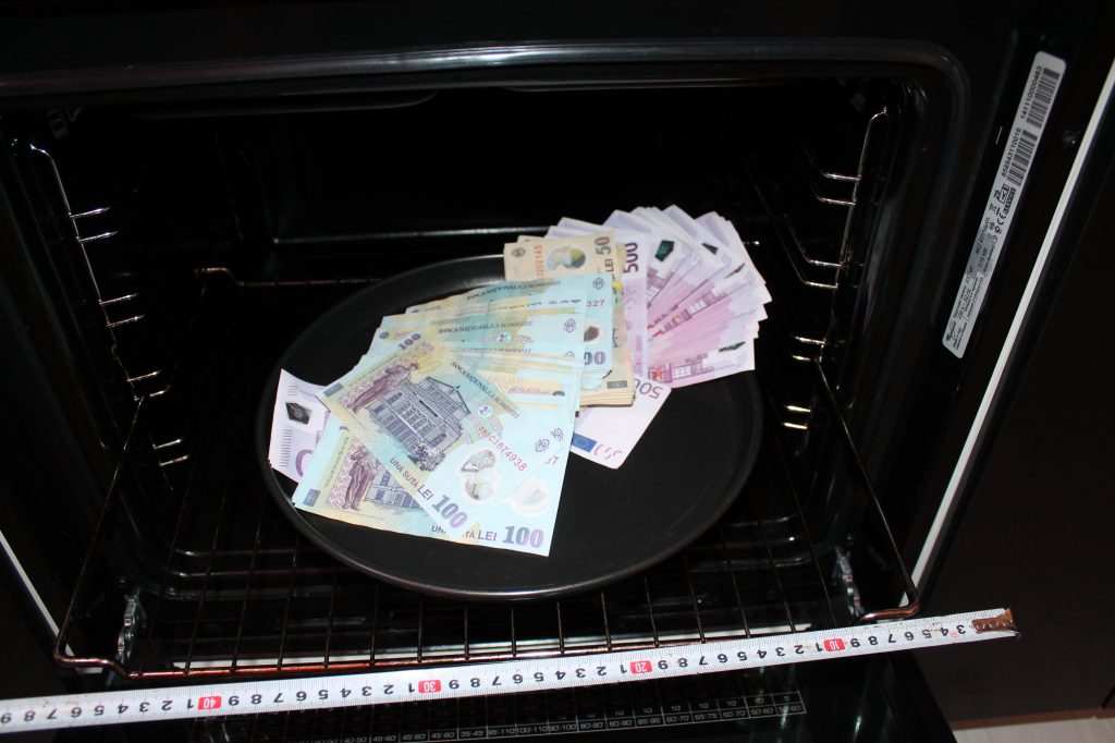 EVAZIUNE FISCALĂ. Au spălat bani prin afaceri cu ceasuri de lux și bijuterii din metale prețioase