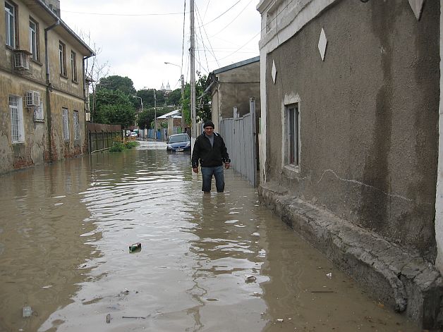 EXCLUSIV. 10,6 milioane de lei luate de ape. S-au inundat pentru că au uitat să termine digul