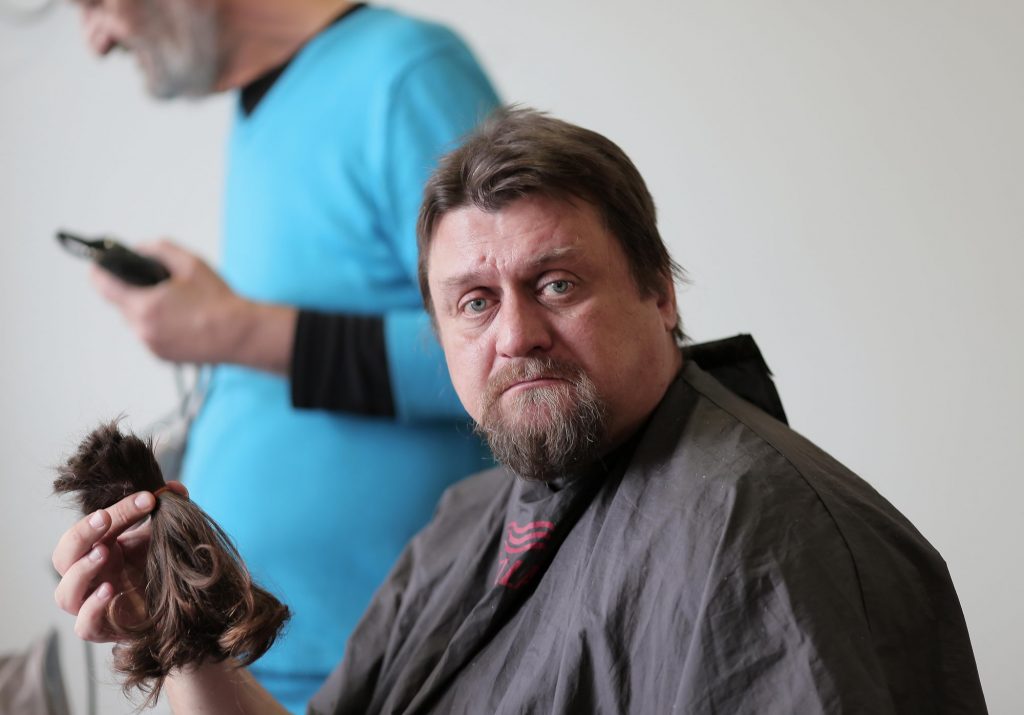 EXCLUSIV EVZ! Cu ce s-a ales un reporter care a vrut să-şi vândă părul