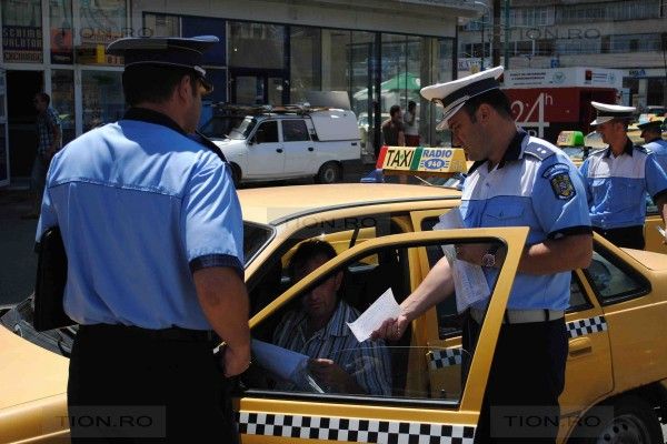 FLAGRANT LA „RECHINI”. Control la aeroporturi: 150 de taximetriști au fost PRINȘI CU NEREGULI