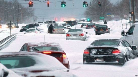FURTUNĂ DE ZĂPADĂ în Canada. Traficul aerian şi cel terestru au fost date peste cap, iar şcolile s-au închis