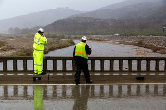 Furtună în California: valuri uriaşe şi tornade