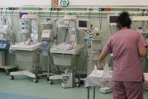 Halucinant. Doi părinți acuză medicii că le-au dat copilul altei familii şi i-au minţit că a murit