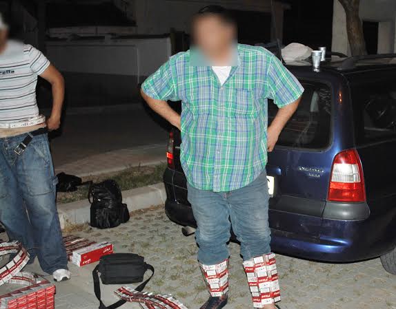 IMAGINEA ZILEI. Contrabandiști îmbrăcați în pachete de țigări